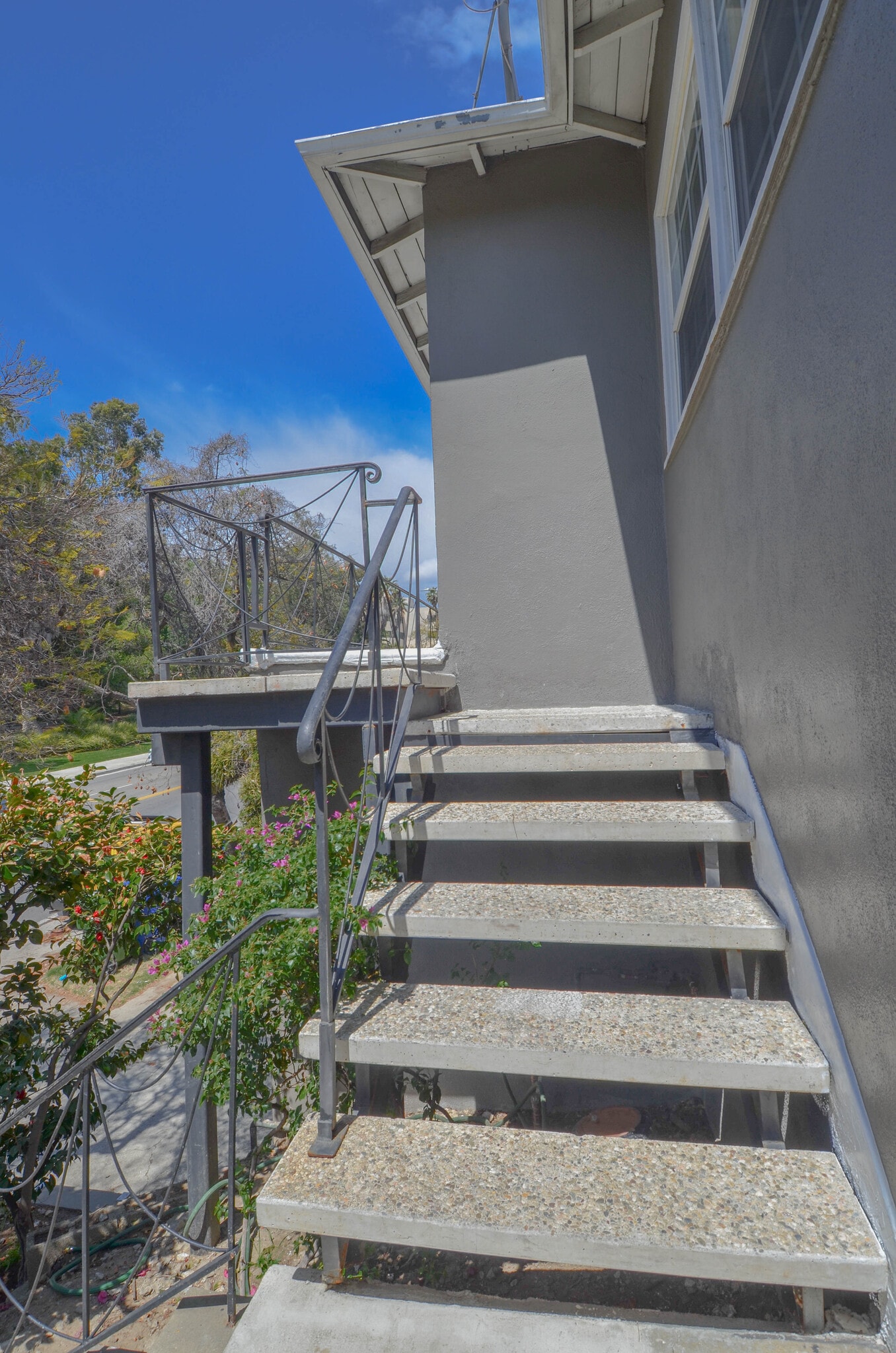 Building Photo - 3246 Barham Blvd