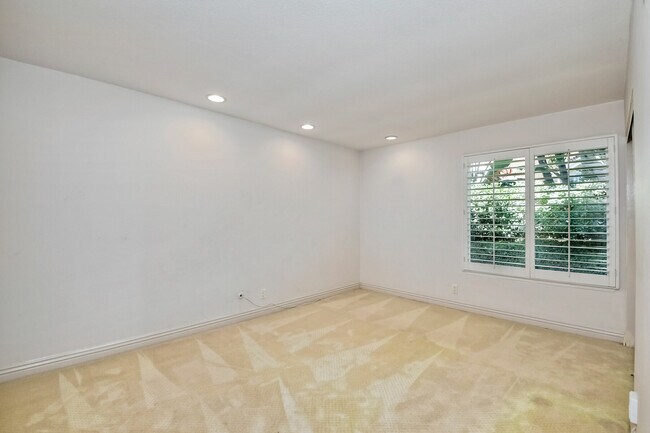 Building Photo - 422 Santa Dominga