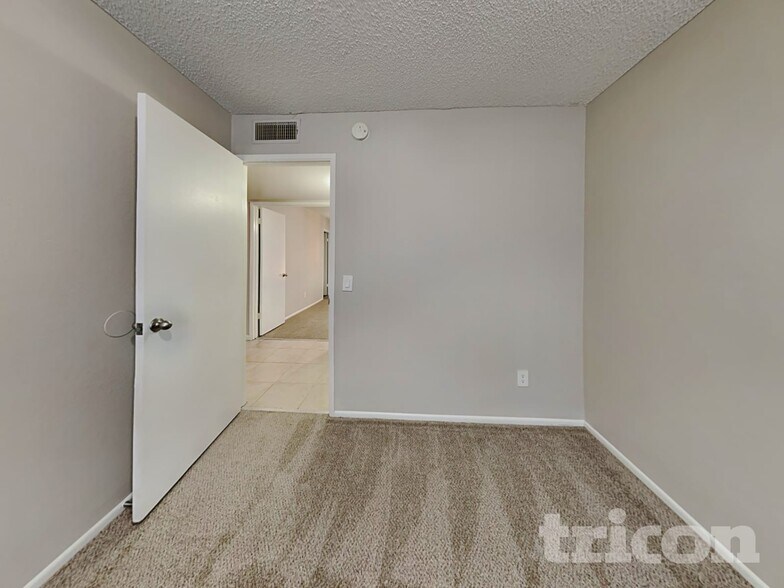 Building Photo - 6431 W Hatcher Rd