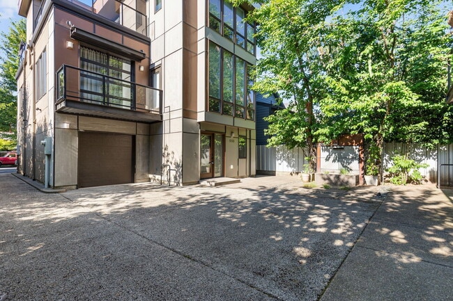Building Photo - 500 NE Brazee St