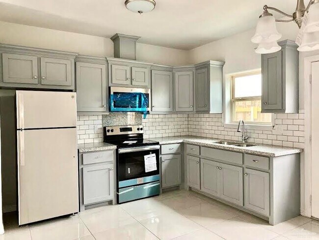 Building Photo - 10 Bahamas Dr