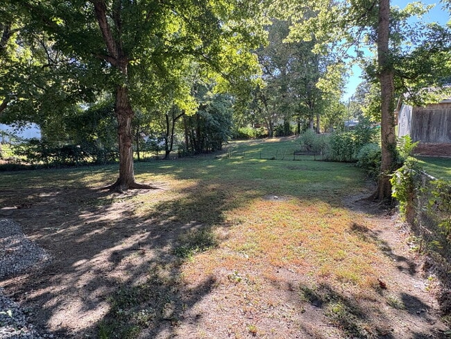 Building Photo - "Charming 4-Bedroom Retreat with 2 Full Baths in the Heart of Martin, TN!"