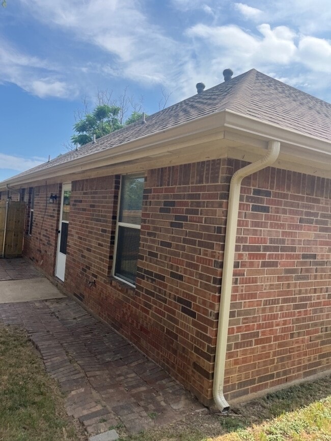 Building Photo - 3 Bedroom 2 bath Duplex! Curtis elementary...