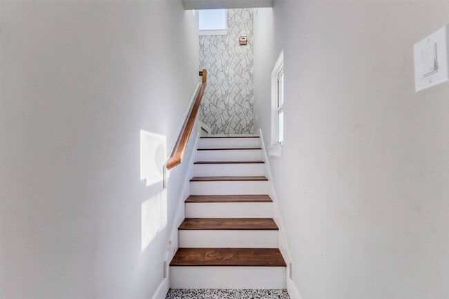 Building Photo - 5410 Valerie St