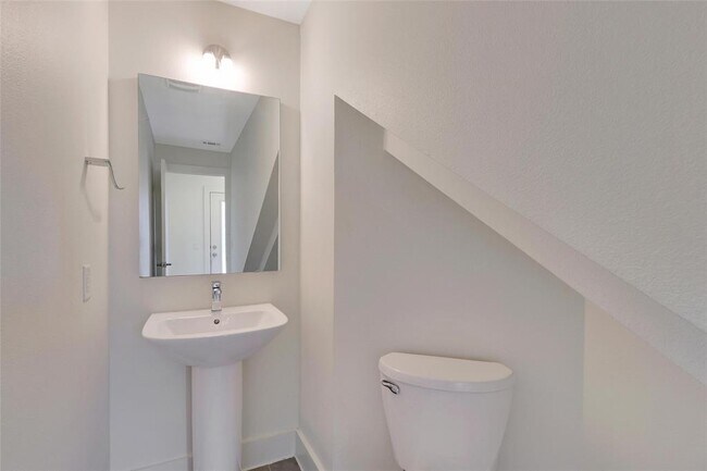 Building Photo - 604 N Bluff Dr