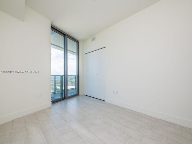 Building Photo - 2000 Metropica Wy