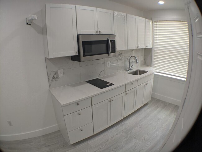 Building Photo - Colonia Ln