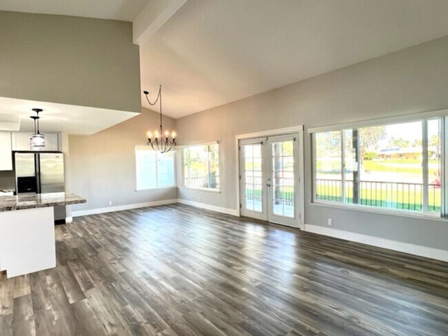 Building Photo - 3 Bedroom Pool Home on Golf Course