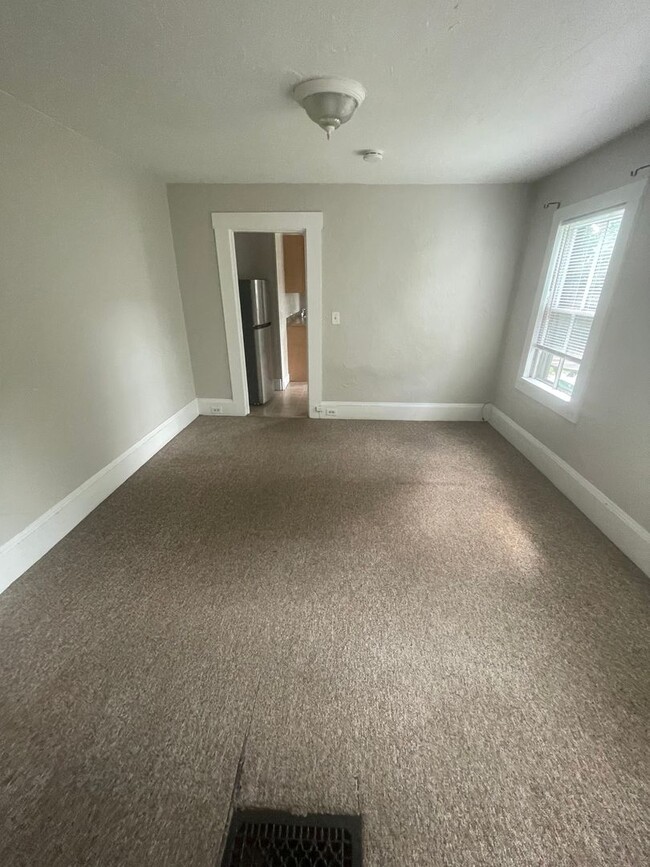 Building Photo - Large 2 bed unit right next to the Commute...