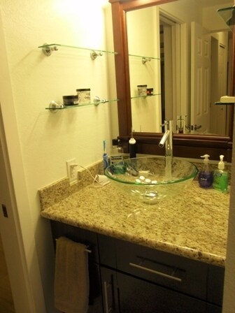 Building Photo - CUTE REDMOND CONDO NEAR MICROSOFT!