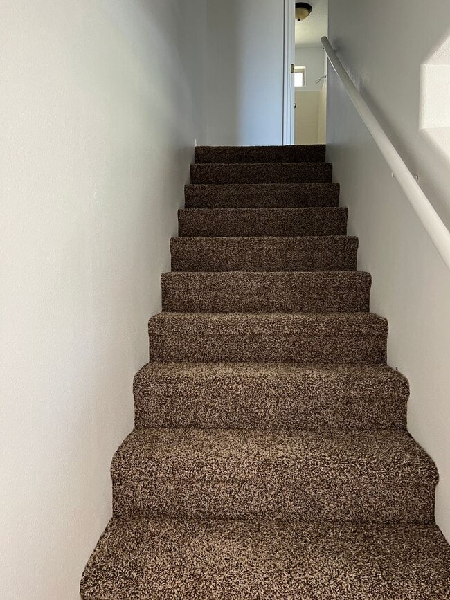 Building Photo - Refreshed 2 bedroom 1.5 bathroom townhome ...