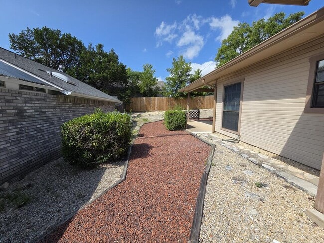 Building Photo - 445 Florian Dr
