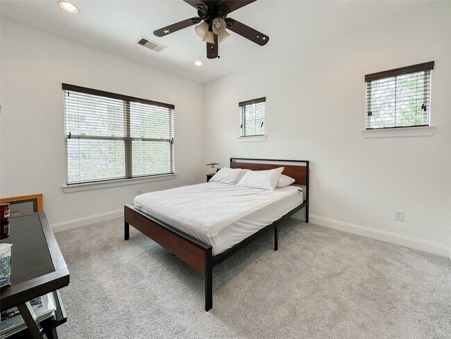 Building Photo - 2 Hermann Park Ct