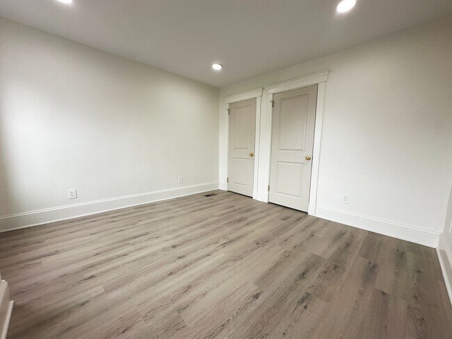 Building Photo - 528 Manor St