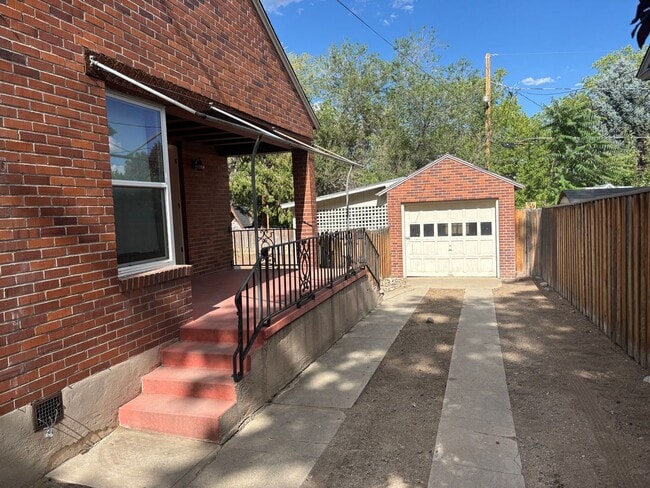 Building Photo - 2 bedroom, 1 bath cottage in the heart of ...