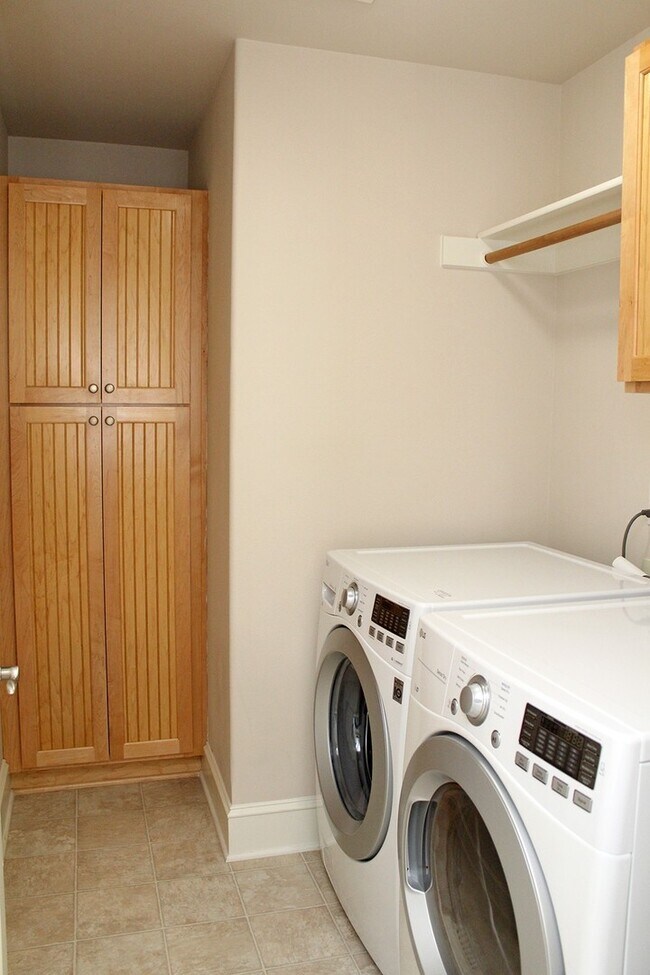 Building Photo - Spacious 4 BDR Legend & Renaissance Constr...