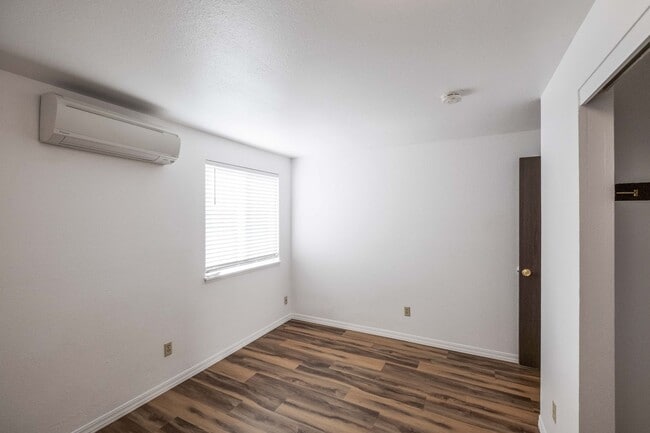 Building Photo - Beautiful 4 Bed, 2 Bath Townhouse with Lots of Closet Space and Laundry In Unit!
