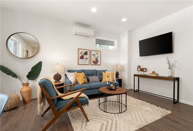 Building Photo - Luxury 3-Bed Interbay Townhome