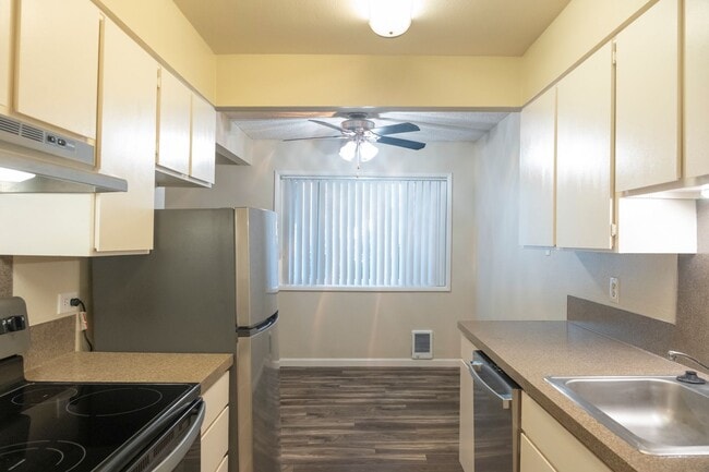 Building Photo - Timeless 2 Bedroom in Tree Lined Irvington Neighborhood!