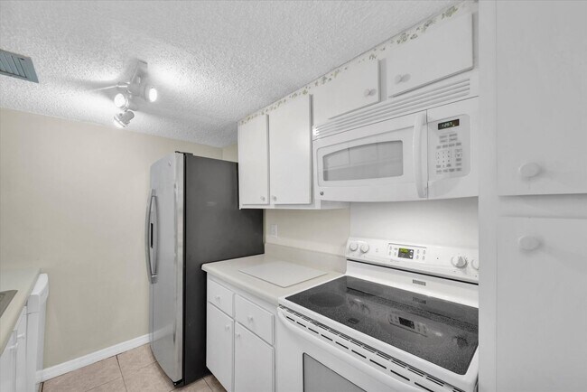 Building Photo - Gated Waterfront Community  1-Bedroom 1.5 ...