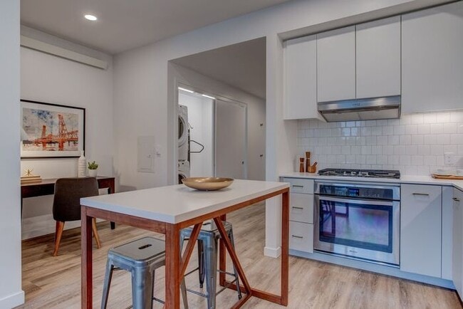 Primary Photo - Luxury One Bedroom on Division near Salt &...