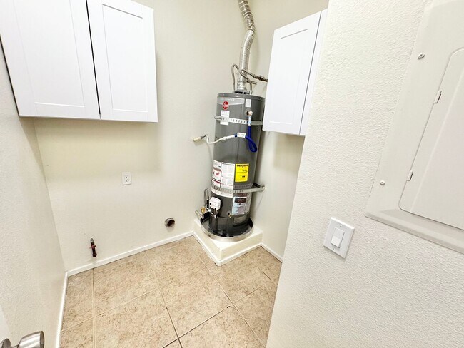 Building Photo - BEAUTIFULLY UPDATED SOUTHWEST LAS VEGAS TOWNHOME WITH NEW KITCHEN AND FLOORING