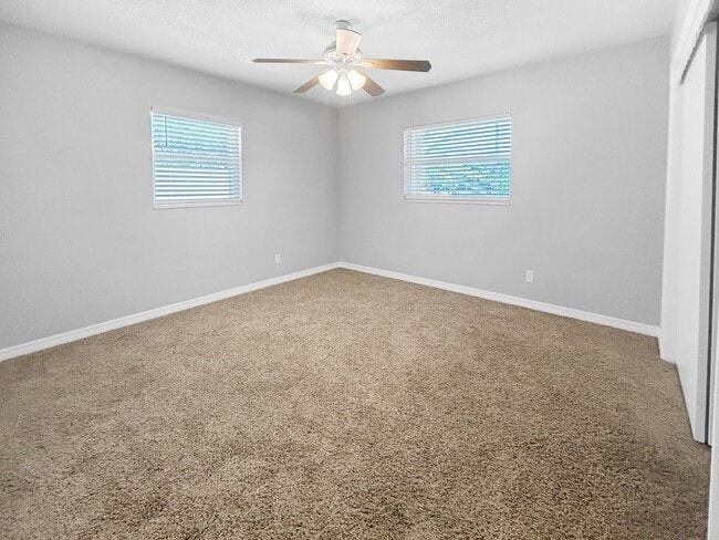 Building Photo - 3 Bed 2 Bath Home for Rent in Ideal Northeast St. Pete Neighborhood