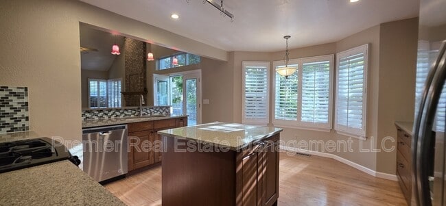 Building Photo - 572 W Jamison Pl