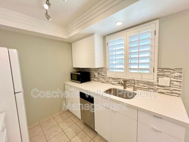 Building Photo - 2160 S Palm Canyon Dr