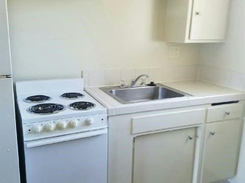 Building Photo - 13921 S Normandie Ave