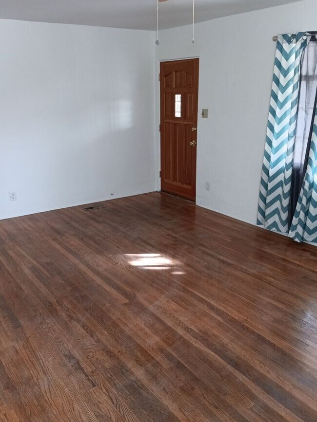 Building Photo - Charming 3-bedroom, 2-bathroom! Showings available NOW! New appliances! SPECIAL!!
