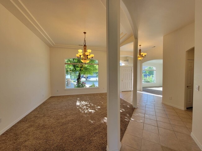 Building Photo - 1200 W Canyon Lakes Dr