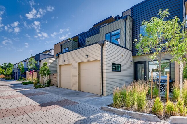 Building Photo - Contemporary Townhome with Rooftop Deck-Flatiron Views