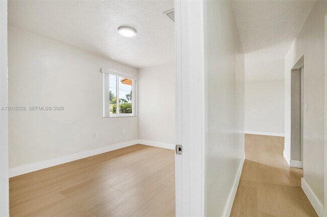 Building Photo - 532 SW 79th Ave