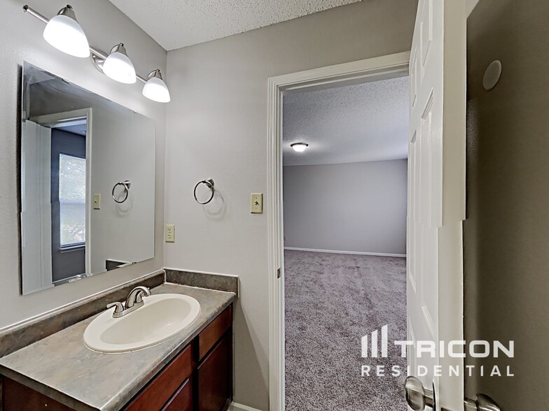 Building Photo - 13452 N Carwood Ct