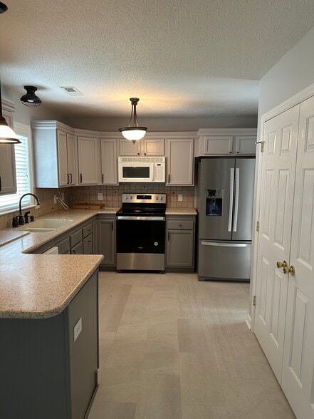 Kitchen - 1524 Hawkcrest Ln