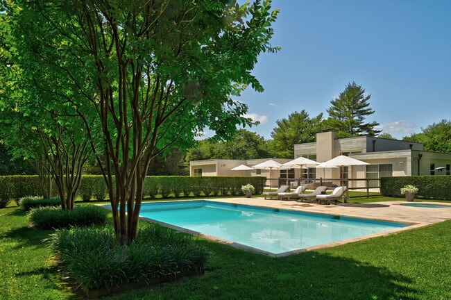 Building Photo - 12 Hedge Row Ln