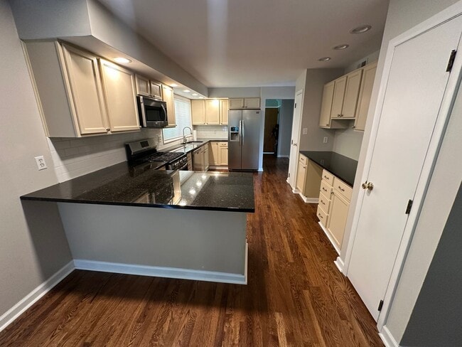 Building Photo - Fantastic Location!  Single-family house close to Upper Arlington and Riverside Hospital