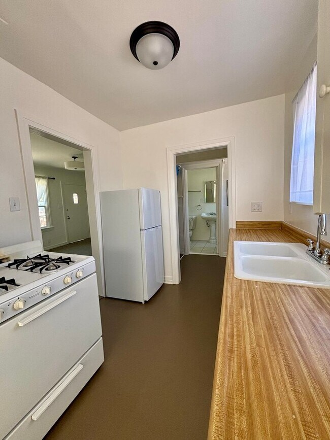 Building Photo - 2809-2821.5-28215 Rowena Ave