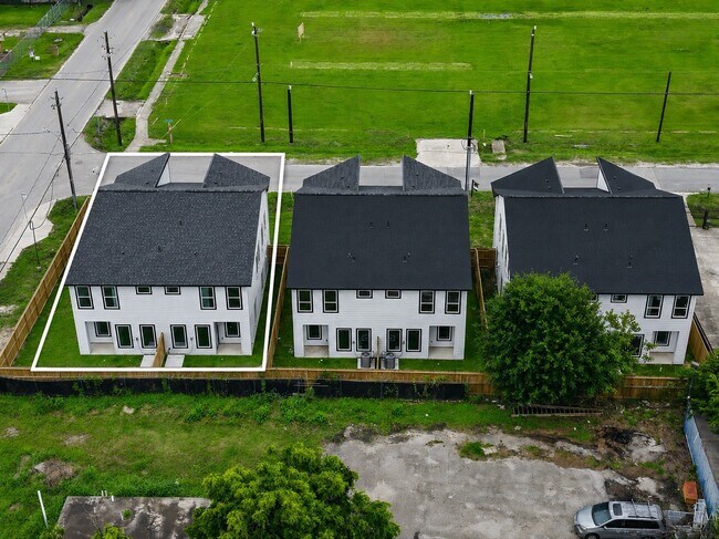 Building Photo - 8449 Furray Rd