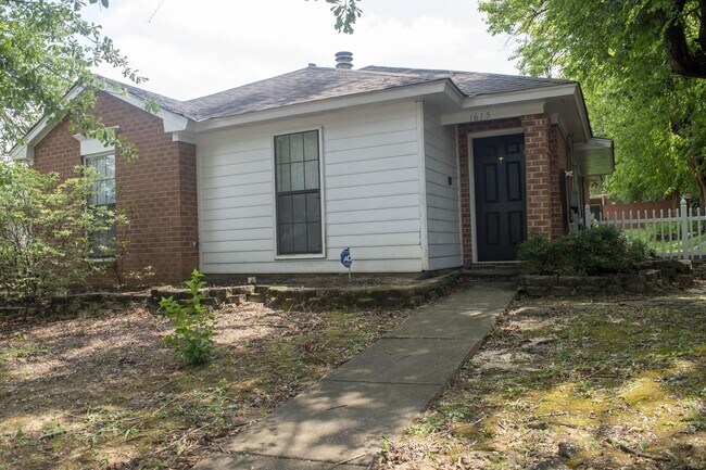 Building Photo - 1615 Woodmere Loop