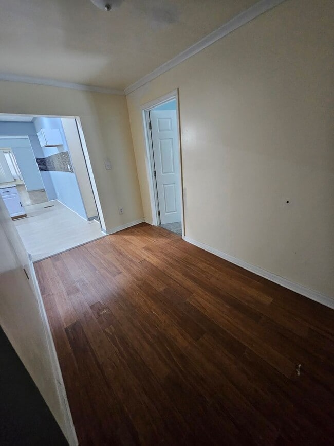 Building Photo - Lower 3 bedroom east side