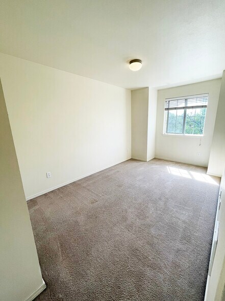 Building Photo - 421 NE Morton St