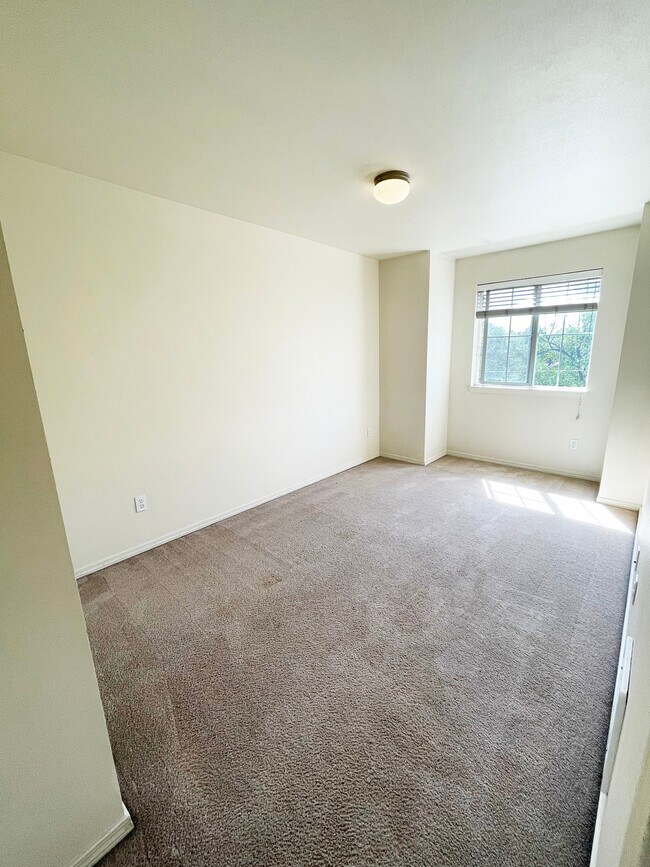 Building Photo - 421 NE Morton St