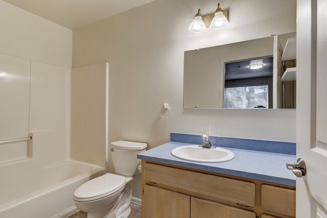 Building Photo - 2 Bed 1 Bath Condo with an Office!