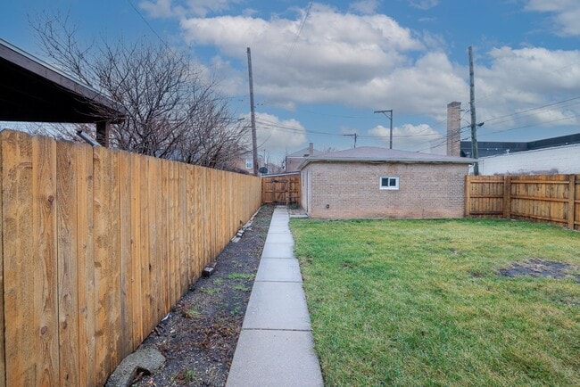 Building Photo - Charming 2 bdr, 2 bthr single family home in Belmont Cragin.