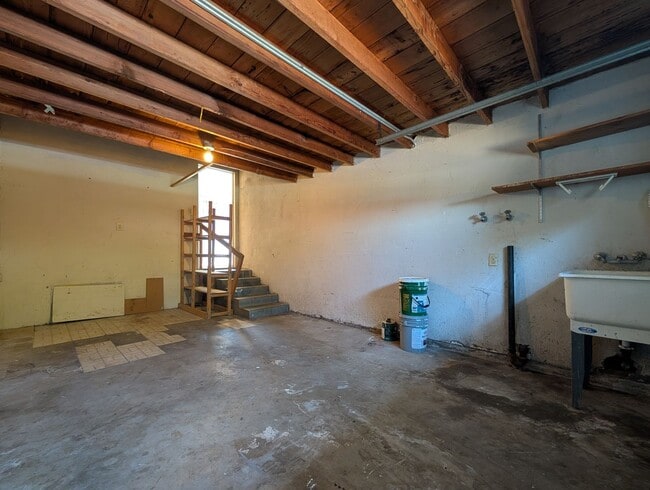 Building Photo - Spacious 2bd/1bth ~ w/ 1 Car Garage - Fantastic Location ~ Close to Everything!!