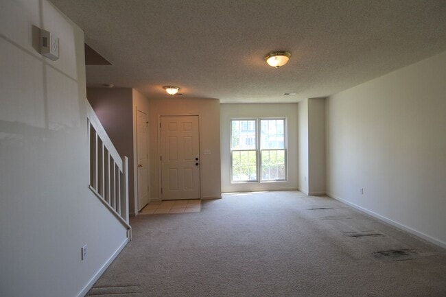 Building Photo - Liberty square end unit townhome for rent!
