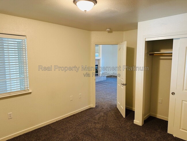 Building Photo - 2012 Riverview Dr