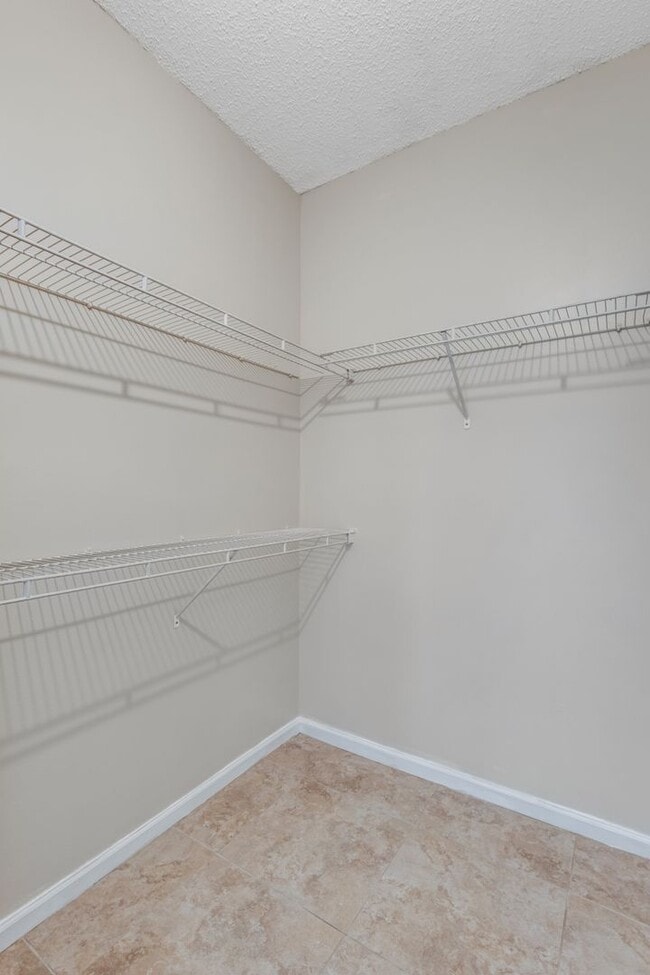 Building Photo - ** RESERVE AT NAPLES ** 3 BED / 2 BATH - TOP FLOOR CONDO - CENTRAL NAPLES - ANNUAL RENTAL